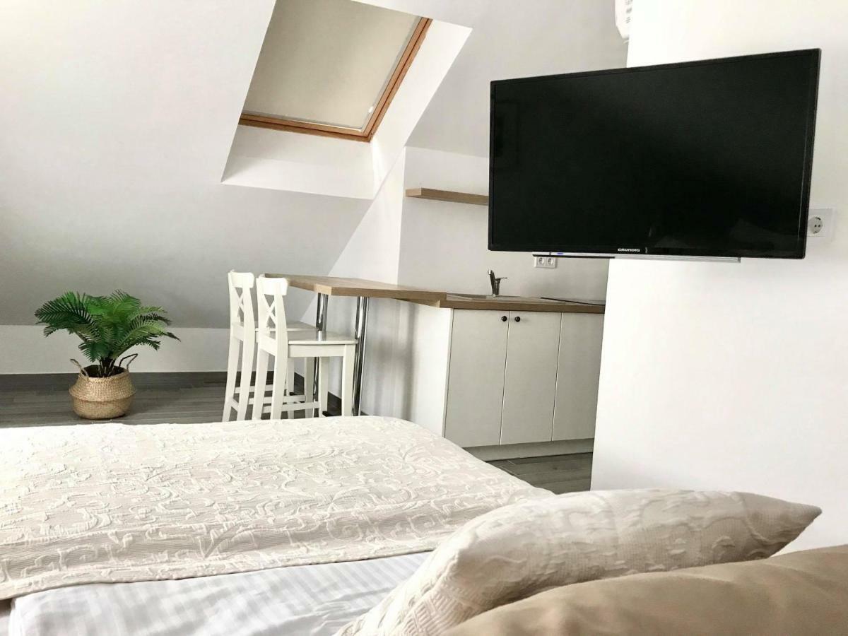 Cocoville Beach House- *